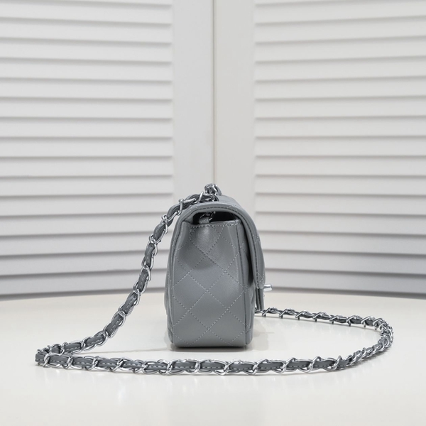 シャネルバッグ背面デザイン